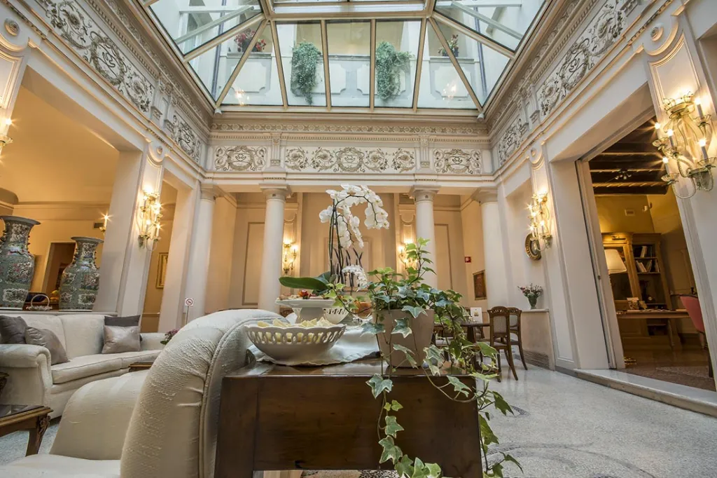 hotel_corona_doro_hall_01.webp