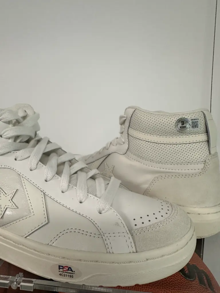 [MEM00173] Magic Johnson – Signed Shoe Beckett Witnessed & Authenticated